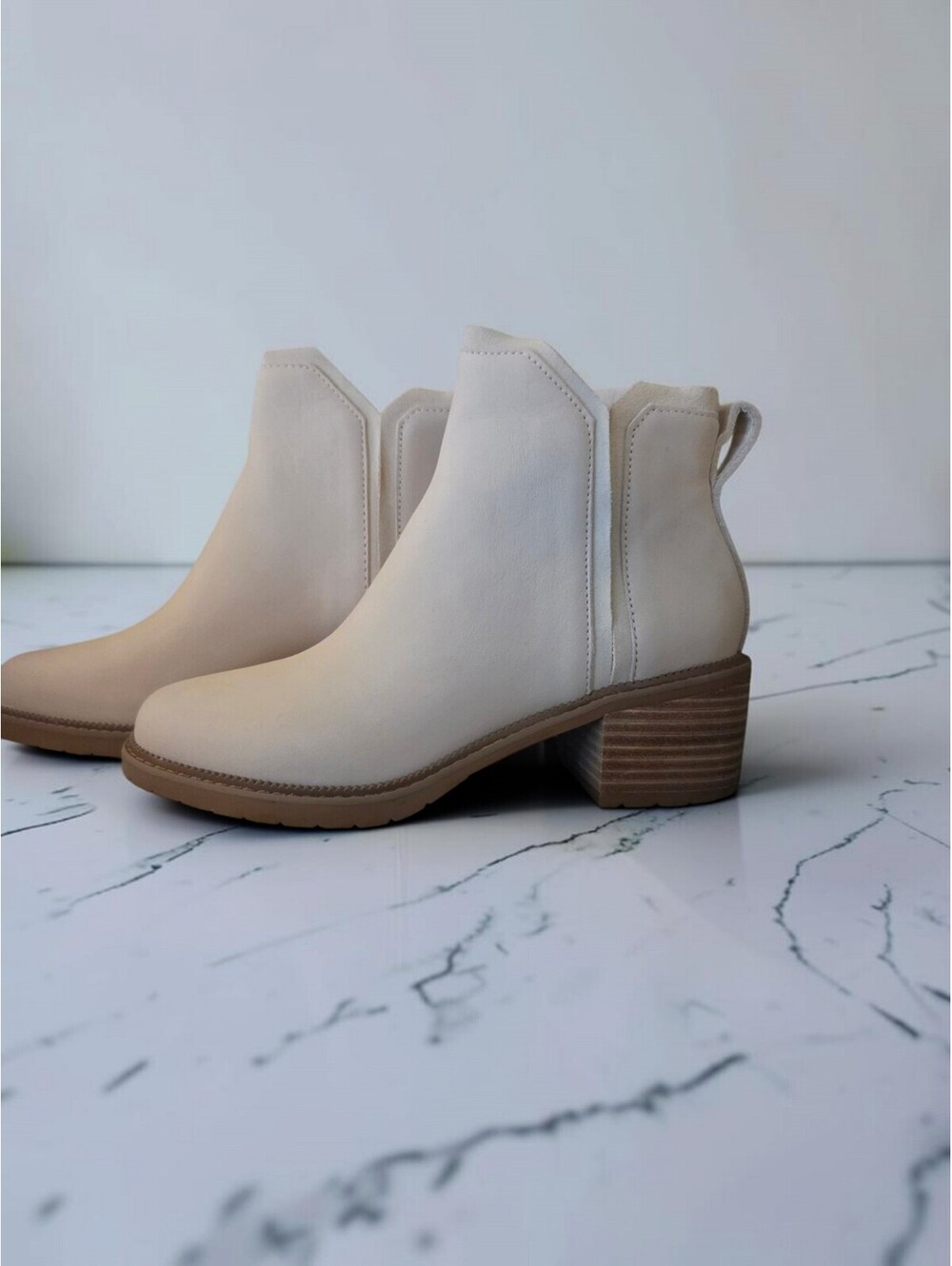 NEW TOMS Hailey Water Resistant Leather Booties Cream size 7